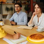 Tipos de reuniones de trabajo y los postres que no pueden faltar