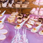 Catering de pastelería: cómo elegir postres para un evento sin fallar en cantidad, sabor y presentación